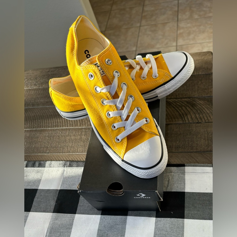 Brand: Converse
Color: Lemon Chrome
Size: 8 Mens/10 Womens
Condition: BRAND NEW
